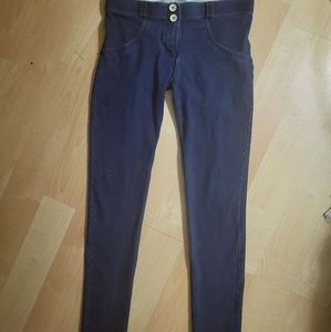 Livify Freddy jegging style pants